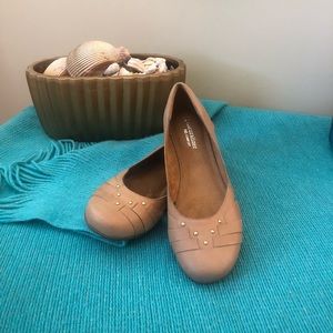 Sweet tan Naturalizer flats